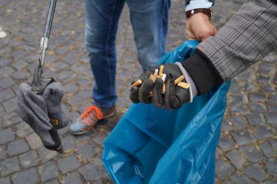 CDU Fritzlar sammelt Abfall - Eine Socke und jede Menge Zigarettenstummel