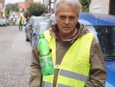CDU Fritzlar sammelt Abfall - Leere Trinkflasche vor dem Museum