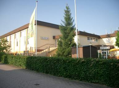 Die komplette Hallendecke des Brgerhauses im Stadtteil Obermllrich wurde erneuert.