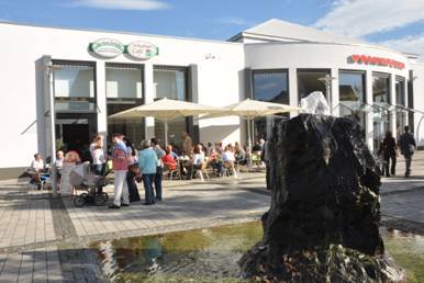 ...mit nunmehr einladender Umgestaltung des Stadthallenvorplatzes...