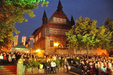 ...und bietet im mittelalterlichen Ambiente eine traumhafte Kulisse fr Kunst und Theater. Fritzlar als Kulturtadt im Kultursommer Nordhessen 2010.