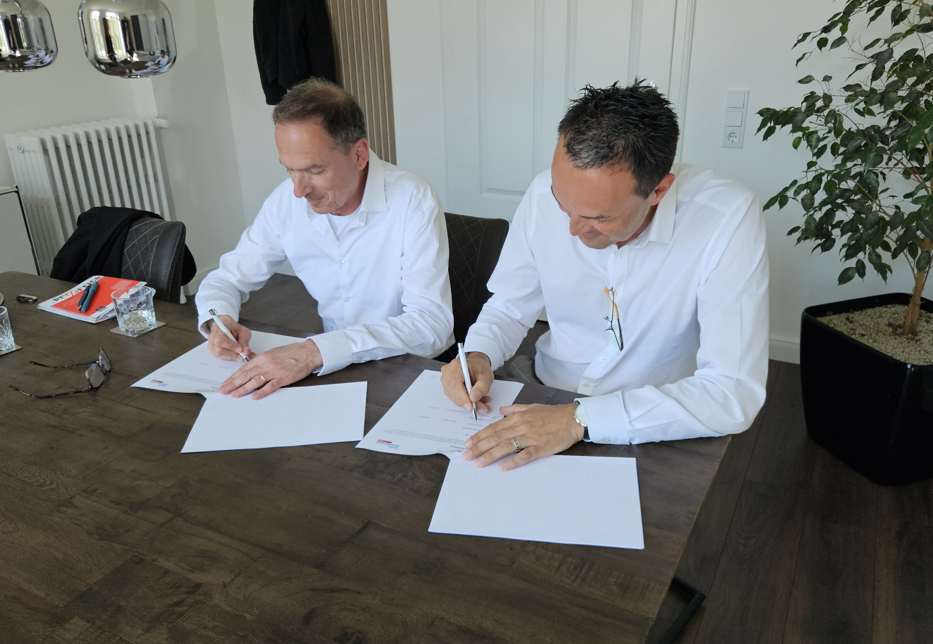 Die Parteivorsitzenden Dr. Baschar Malek (links) und Ingmar T. Thei� (rechts) bei der Unterzeichnung des Koalitionsvertrages